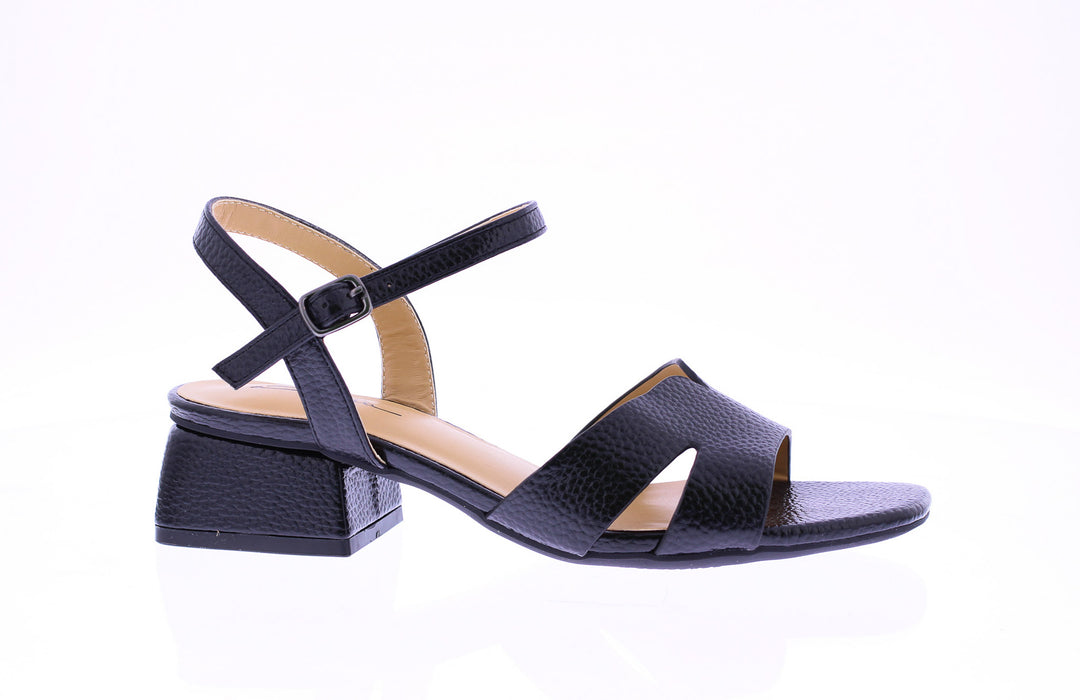 Women Pebbled Faux Leather Sandal